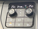 【オートエアコン】一度お好みの温度に設定すれば、車内の温度を検知し風量や温度を自動で調整。暑い&hellip;寒い&hellip;と何度もスイッチ操作をする必要はありません。快適な車内空間には必須の機能ですね♪