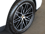21インチ RS Spyder Design ホイール、アーチ エクステンション(エクステリア同色)付き