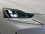 【三眼LEDヘッドライト】スタイリッシュな見た目の三眼LEDヘッドライトを装備♪スタイルだけでなく、夜間の走行も視界良好で安心してお乗りいただけます。