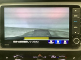 【バックカメラ】運転が苦手な方も車庫入れラクラクです!ギアをリバースに入れれば自動的に切り換わりますので、面倒な操作は不要です♪狭い駐車場もお車を傷つけず安心ですね!