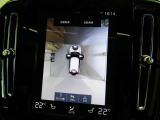 360&deg;カメラ付きで車庫入れや縦列駐車の際、周囲の状況を一目で確認できます。