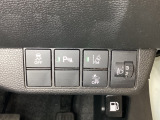 ハンドルの右側にはヘットライトリベライザーとHondaセンシング用のメインスイッチがついています。ヘッドライトリベライザーは道路状況や積荷の加重に応じてライトの高さを調節できます。