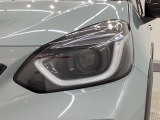 LEDヘッドライトは、点灯の瞬間から最大光量を発揮し、突然暗くなるトンネルなどでの安定感を高めます。