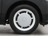 スチールホイールにホイールキャップを装着しています。