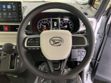 ステアリングから手を離さず、運転に集中したままオーディオ等の操作ができます。