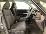 女性でも運転がしやすいように、シートの高さ調整機能(シートリフター)がついています。広い足元にゆったり座れるシートには肘掛も装備しており長距離の運転でも疲れにくいシートです。