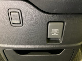 アクセサリーソケットはUSBのアダプターなどをつければ、スマホの充電にも使えます。周辺には物が置けるボックスがついています。