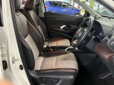 運転席の画像です。足元やシートまわりに余裕があり、リラックスした姿勢で運転が可能です。視界も良好で操作系へのアクセスもしやすく、快適で安心感のあるドライブをサポートします。