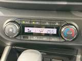 【オートエアコン】一度お好みの温度に設定すれば、車内の温度を検知し風量や温度を自動で調整。暑い&hellip;寒い&hellip;と何度もスイッチ操作をする必要はありません。快適な車内空間には必須の機能ですね♪