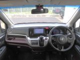 【インパネ周り】広々とした視界性の良い運転席です。ゆったりとした快適な乗り心地で運転できます。インテリアカラーはブラック。上質感ある仕立てが乗るたびに心を満たす空間に仕立てました。