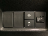 ハンドルの右側にはヘットライトリベライザーとVSA(ABS+TCS+横滑り抑制)の解除スイッチがついています。ヘッドライトリベライザーは道路状況や積荷の加重に応じてライトの高さを調節できます。
