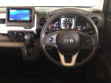 【ハンドル】運転にかかわる様々な操作を安全に行えるように視点移動が少なく操作性に配慮されたスイッチ類が凝縮されたコックピットです。