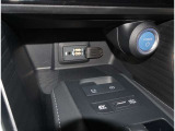 スマートキー付きです。スマートキーとは鍵を車に差し込まなくても、ドアノブを触ったりするだけで、ドアロックを解錠できます。これが凄く便利なんですよ。