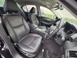 運転のしやすさ、静かで落ち着いた乗り心地のフロントシート。パワーシート付き