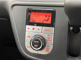 【オートエアコン】一度お好みの温度に設定すれば、車内の温度を検知し風量や温度を自動で調整。暑い&hellip;寒い&hellip;と何度もスイッチ操作をする必要はありません。快適な車内空間には必須の機能ですね♪