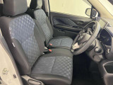 運転席も広くゆとりのある室内です