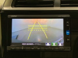 バックでの車庫入れも安心です! リアカメラが付いているバックモニター付のナビを装備しております。操作線もついており距離感も画面から確認できます。