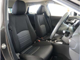 【清潔感のある運転席&助手席】隅々までクリーニングの行き届いた運転席&助手席。目立ったシミや汚れ等もございません。快適なドライブをどうぞ。