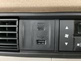 エアコン操作パネルの左側に、スマートフォンなどの充電可能なUSB端子と、音源などの外部入力の可能なUSB端子がついています。移動中に充電もできるので便利です。