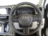快適な操作性の運転席、ハンドルも綺麗に清掃済みです。もちろん安全を守るエアバッグも装備しているので安心してお乗りいただけます。