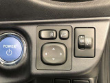 電動格納式ドアミラー付き。駐車場へ停めた時に、ボタン一つで左右のドアミラーをたたむ事ができます。