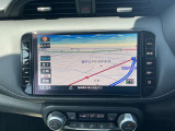 通信ユニット内蔵の日産純正9インチメモリーナビ(MM323D-L)装備、NissanConnectマイカーアプリ対応、オペレーター通話や音声対話検索、スマホアプリと連動などに対応した高機能ナビ。