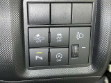 コーナーセンサーを車の前後に装備。障害物までの距離に応じて警告音を変えてお知らせ。縦列駐車時や駐車場・車庫などでの取り回しをサポートします。詳細は販売店スタッフまでおたずねください。