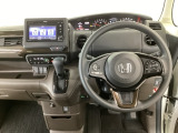 【ハンドル】運転にかかわる様々な操作を安全に行えるように視点移動が少なく操作性に配慮されたスイッチ類が凝縮されたコックピットです。