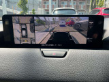 360&deg;ビューモニターでは、両サイドとフロント、バックカメラの合成で、あたかも上空から見下ろした様に周囲を確認して頂けます。駐車場だけでなく、T字路等でも活躍のアイテムです。