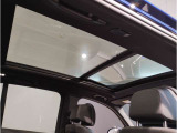 【サンルーフ】サンルーフ装備車両のため、車内の空気の入替も可能です。天井が広く、明るく見えるため、同じ車内のサイズでも開放感があり広く見えます。