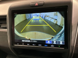 リバースギアに入れるだけで後方の表示へ切り替わります。夜間や雨の日の駐車も楽になりますよ。