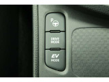 【EVドライブモード】駆動用電池から電力を供給し、電気モーターのみを使って走行するモードです。早朝・深夜の駐車場などで、騒音や排気ガスを気にすることなく走行することができます。