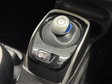 【シフトレバー】近年のハイブリッド車特有のスマートなシフトレバー。身近に触れるポイントですが、先進的で近未来のような印象を受けますね。