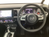 【ハンドル】運転にかかわる様々な操作を安全に行えるように視点移動が少なく操作性に配慮されたスイッチ類が凝縮されたコックピットです。