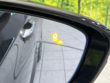 【ブラインドスポットインフォメーション】走行中、ドアミラーの死角になりやすい箇所に後続車が接近するとサイドミラー付近に警告を表示、ドライバーに注意喚起をしてくれます。