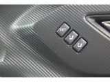 運転席のシートポジションを記憶させることができます。ボタンを押すと設定したポジションに電動で移動してくれます。