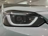 LEDヘッドライトは、点灯の瞬間から最大光量を発揮し、突然暗くなるトンネルなどでの安定感を高めます。