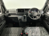 【インパネ】運転のしやすさを最優先に設計された見晴らしの良いフロントビュー。車両間隔が掴みやすく狭い道でも安心♪「安全」と「品質」を最優先に、安心してお乗りいただけるクルマを提供いたします。