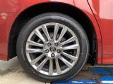純正アルミホイール。235/50R18