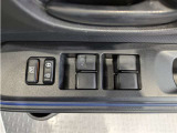 パワーウィンドウのスイッチですよ。 運転席に居ながら窓を開け閉めのコントロールできますよ。 ロック機能で、子供がイタズラして窓を開けるという事も無くなりますよ。