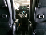 運転席・助手席シートバックにUSBを完備 充電器差し込めば後部座席で携帯やゲーム機の充電が可能