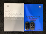 スマートキーは鍵をバッグに入れたままでもドアロックの開閉やエンジンのON・OFFができます。夜間や雨の日も鍵を探さなくて良いので便利です。