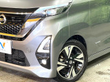 【LEDヘッドライト】悪天候や夜間走行時も良好な視界を確保し安心して運転できる高輝度LEDヘッドライトを装備!点灯速度が早く、消費電力も抑えられています。