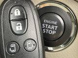 【キーレススタートシステム】カバンやポケットに入れたままでもドアの施錠・解錠が可能なスマートキーを装備。エンジンのオン・オフ時もカギを取り出す必要が無いからとっても便利です♪