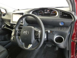 【運転席まわり】・・・ハンドルやシートなども隅々までクリーニング済み。キレイな車内でドライブがより一層快適にお楽しみいただけると思います。
