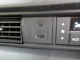 便利な充電用USBジャックも付いています。