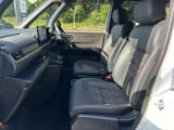 運転席・助手席シートは座り心地が良く、乗り降りもラクラクです!