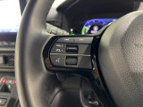 運転中もハンドルでの操作が可能です。特に高速道路等の目が離せない運転時には、便利さだけでなく、安全性も兼ね備えております。