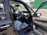 【運転席】座り心地が良いシートなので長時間の運転でも快適にお過ごしいただけます。新品のフロアマットのご注文も可能です。掲載箇所以外にご希望の写真がございましたらお気軽にお問い合わせ下さい。