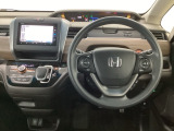 【ハンドル】運転にかかわる様々な操作を安全に行えるように視点移動が少なく操作性に配慮されたスイッチ類が凝縮されたコックピットです。